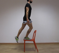 esercizi gambe con la sedia